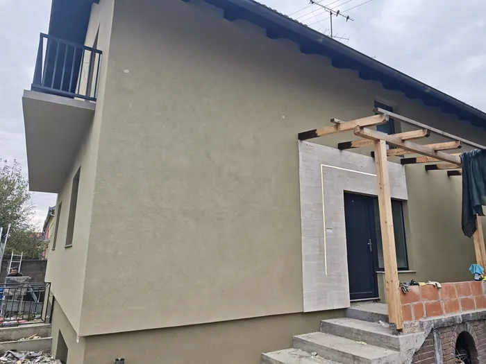 Poslije: Stražnja strana kuće s ulazom i pergolom
