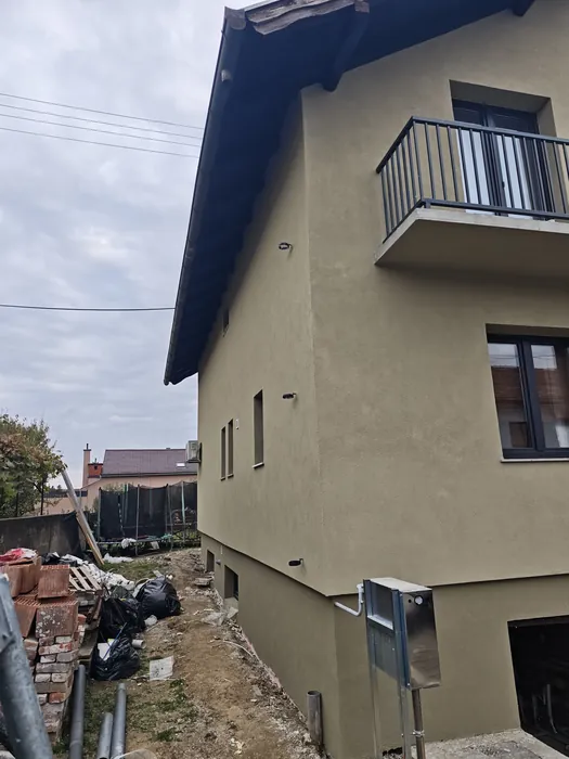 Nova fasada obiteljske kuće u toploj bež boji s tamnijom zonom sokla