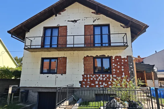 Prije: Pročelje s balkonom