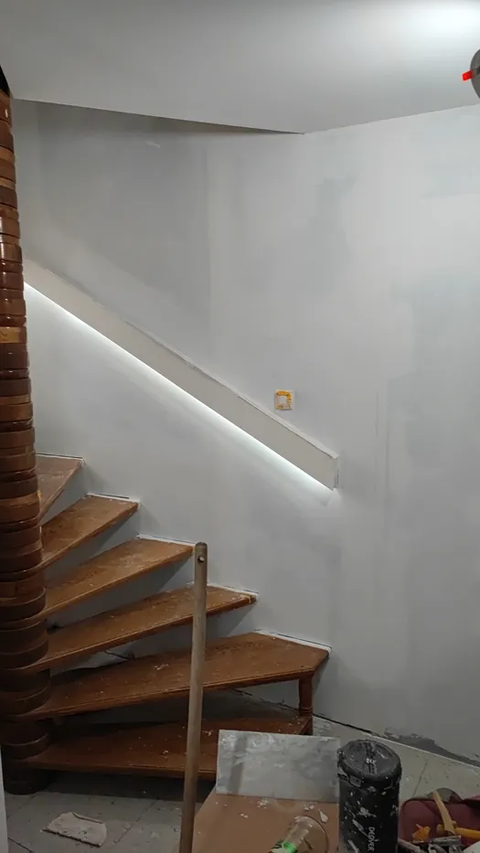 Zid uz spiralno stubište s LED trakom