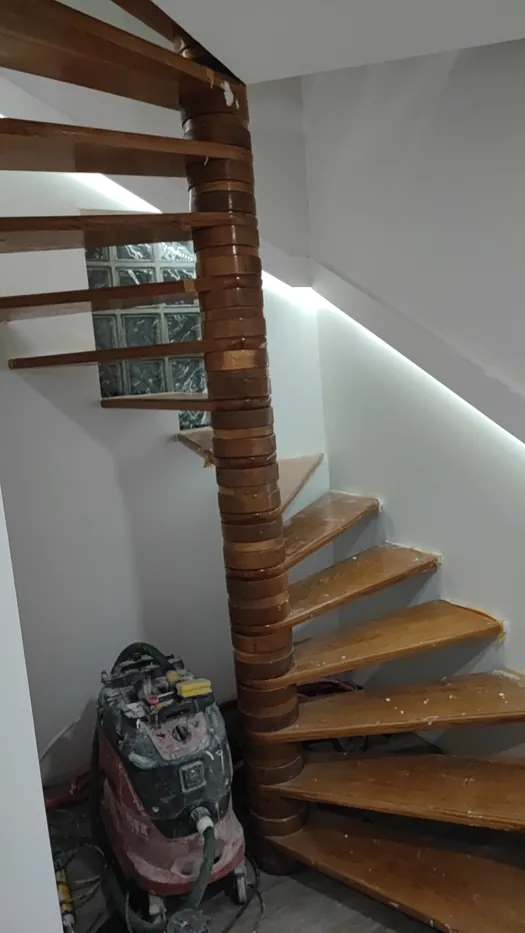 Spiralno stubište i LED rasvjeta