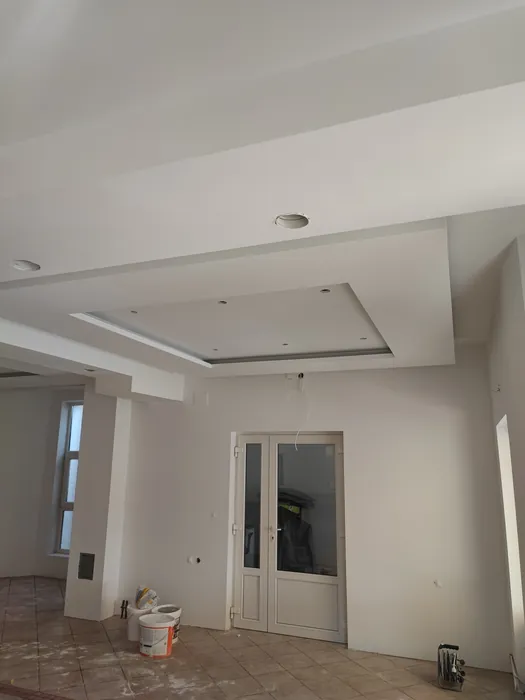 Sala nakon gletanja i bojanja: bijeli zidovi i stropovi u više razina